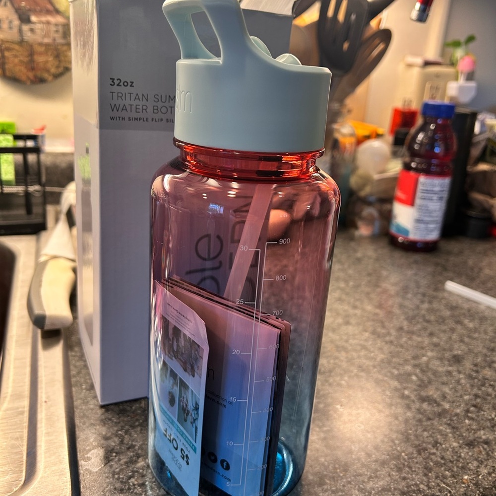 Simple Modern 32oz water bottle